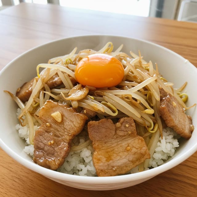 10分で完成！ガリバタ豚ともやしのズボラ飯